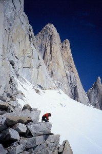 A "Via Franco-Argentina" (VIII/A2) út szóló megmászása a Fitz Roy-ra 9óra alatt az alaptábortól a csúcsig 