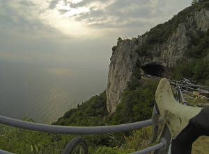 tengerparti panoráma a mészkőtoronnyal